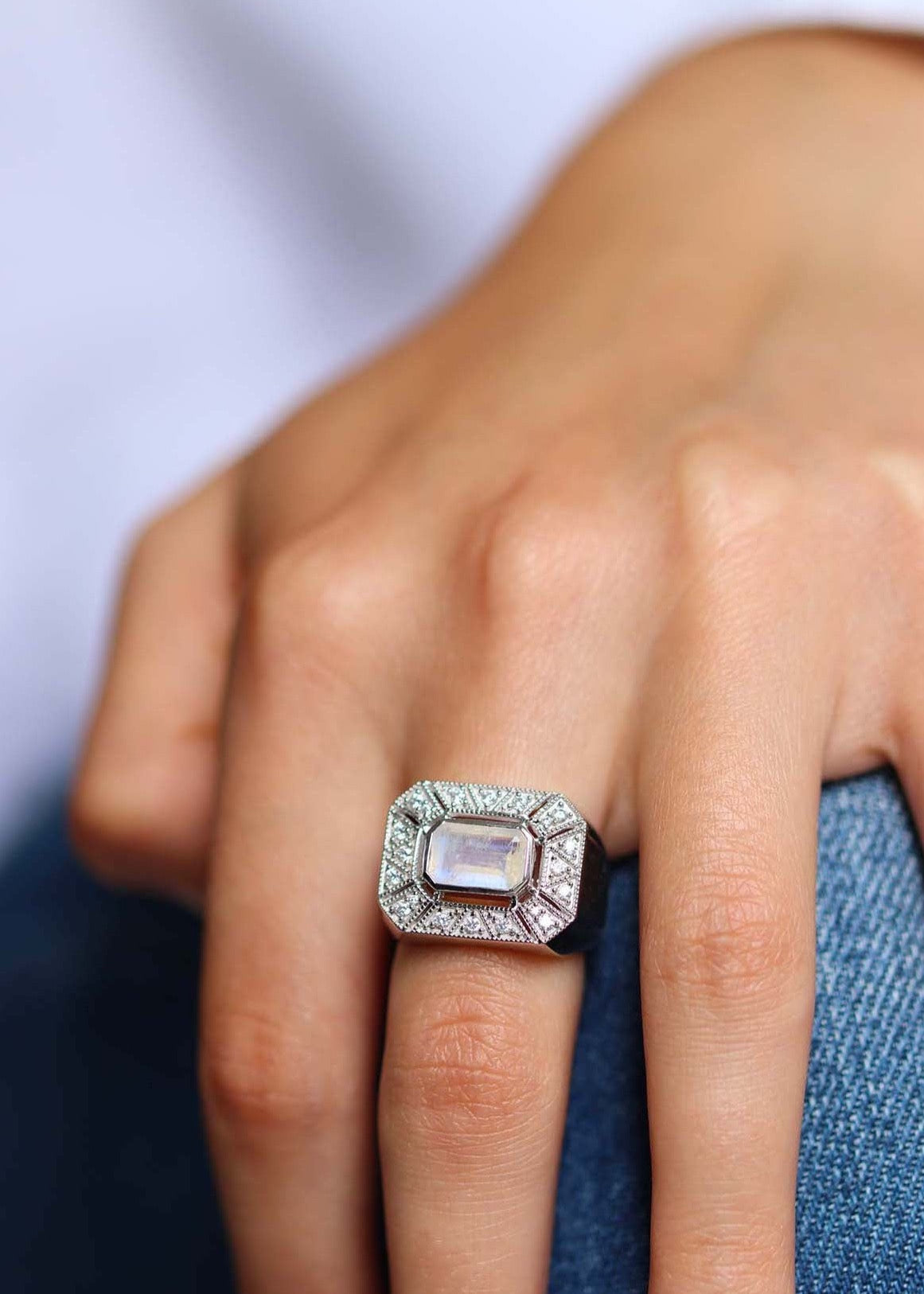 Bague Art Déco en argent ornée d'une pierre de lune
