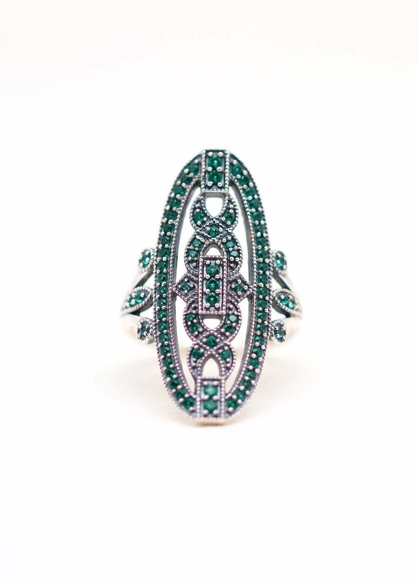 Bague marquise en argent ornée de pierres vertes