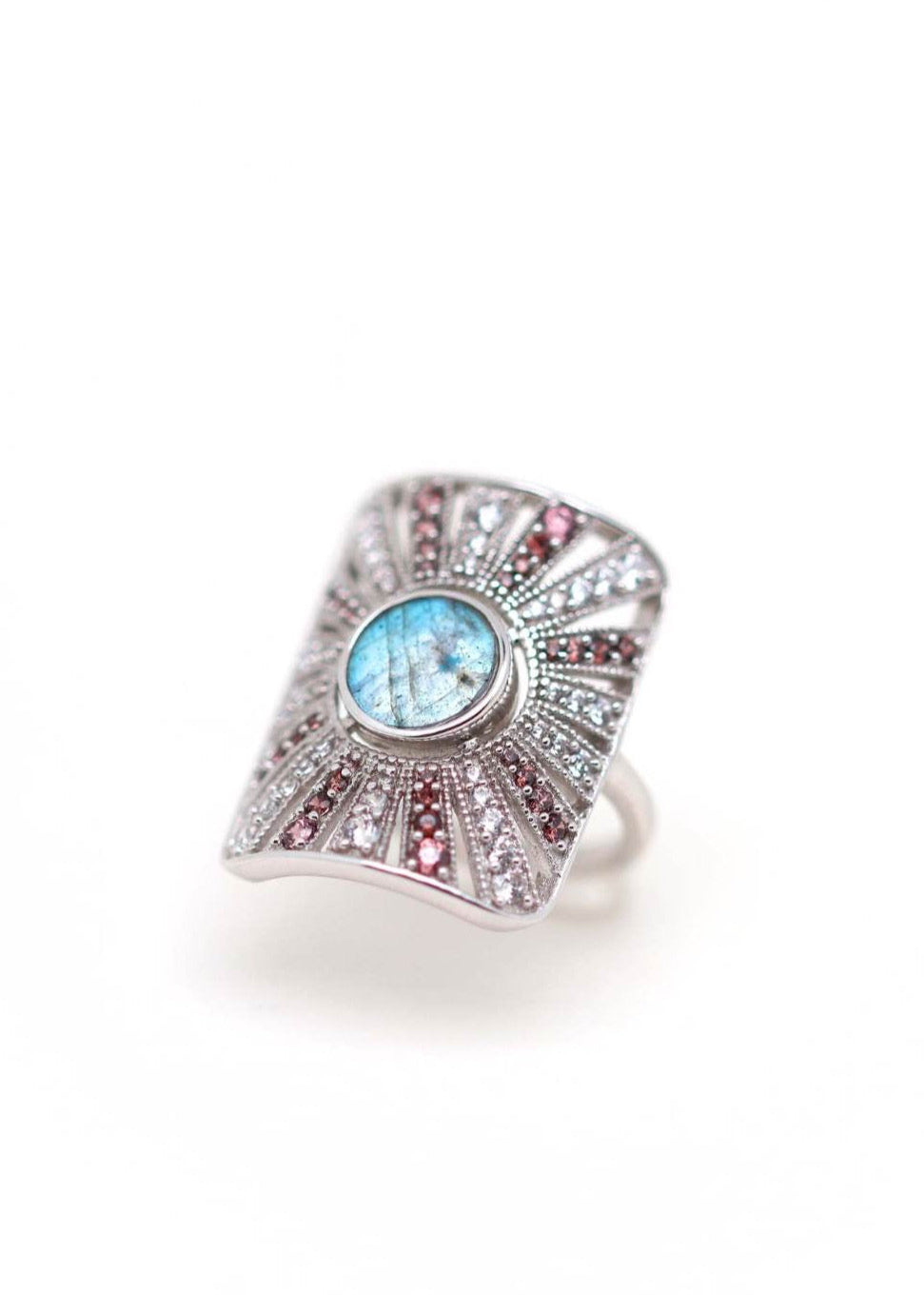 Bague en argent ornée de labradorite