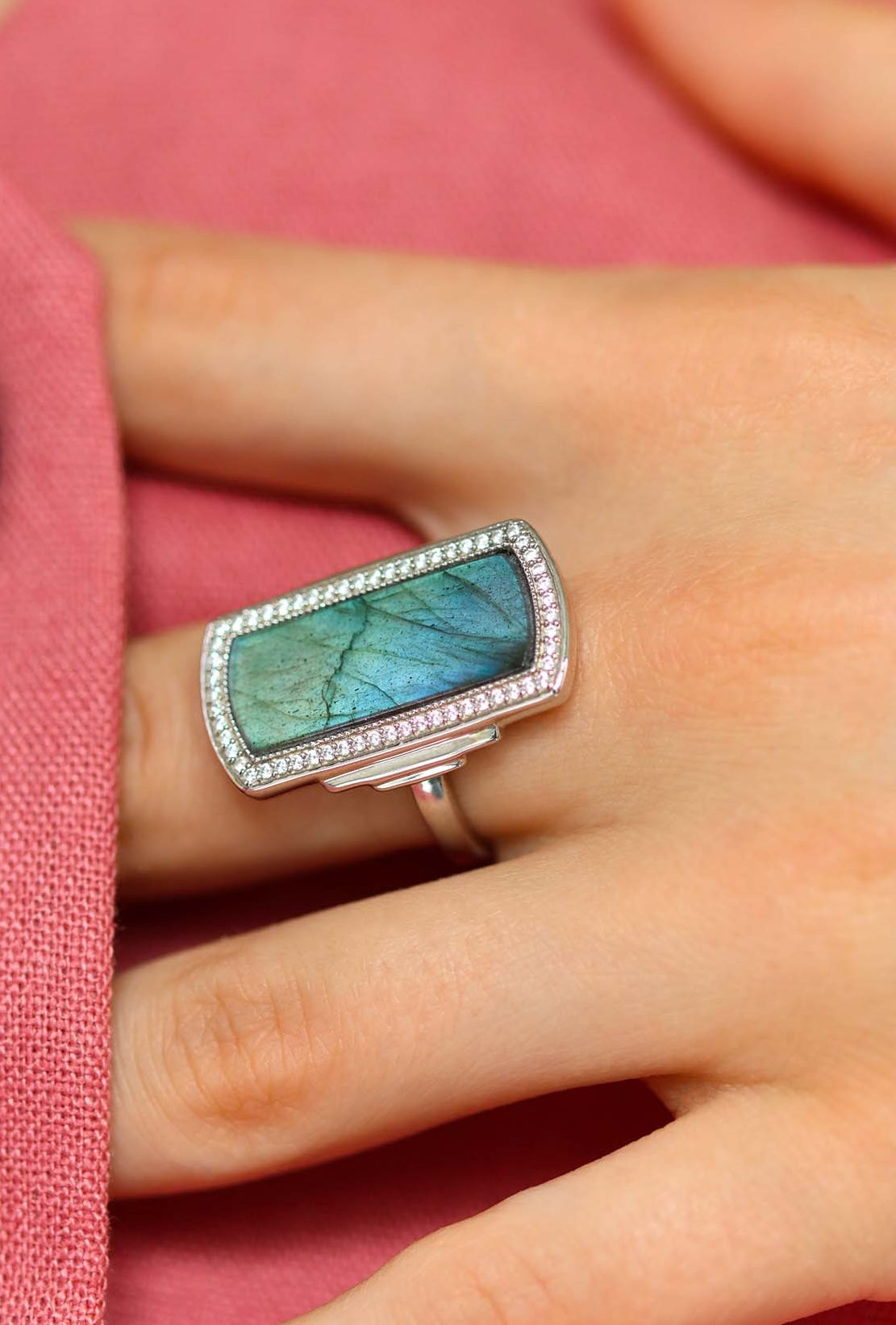 bague argent femme art déco ornée de labradorite et d'oxydes de zirconium