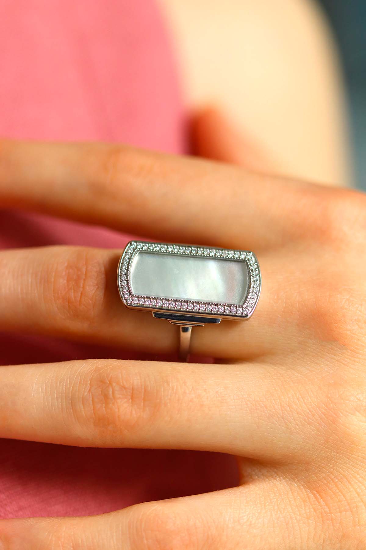 Bague en argent art déco ornée de nacre et d'oxydes de zirconium