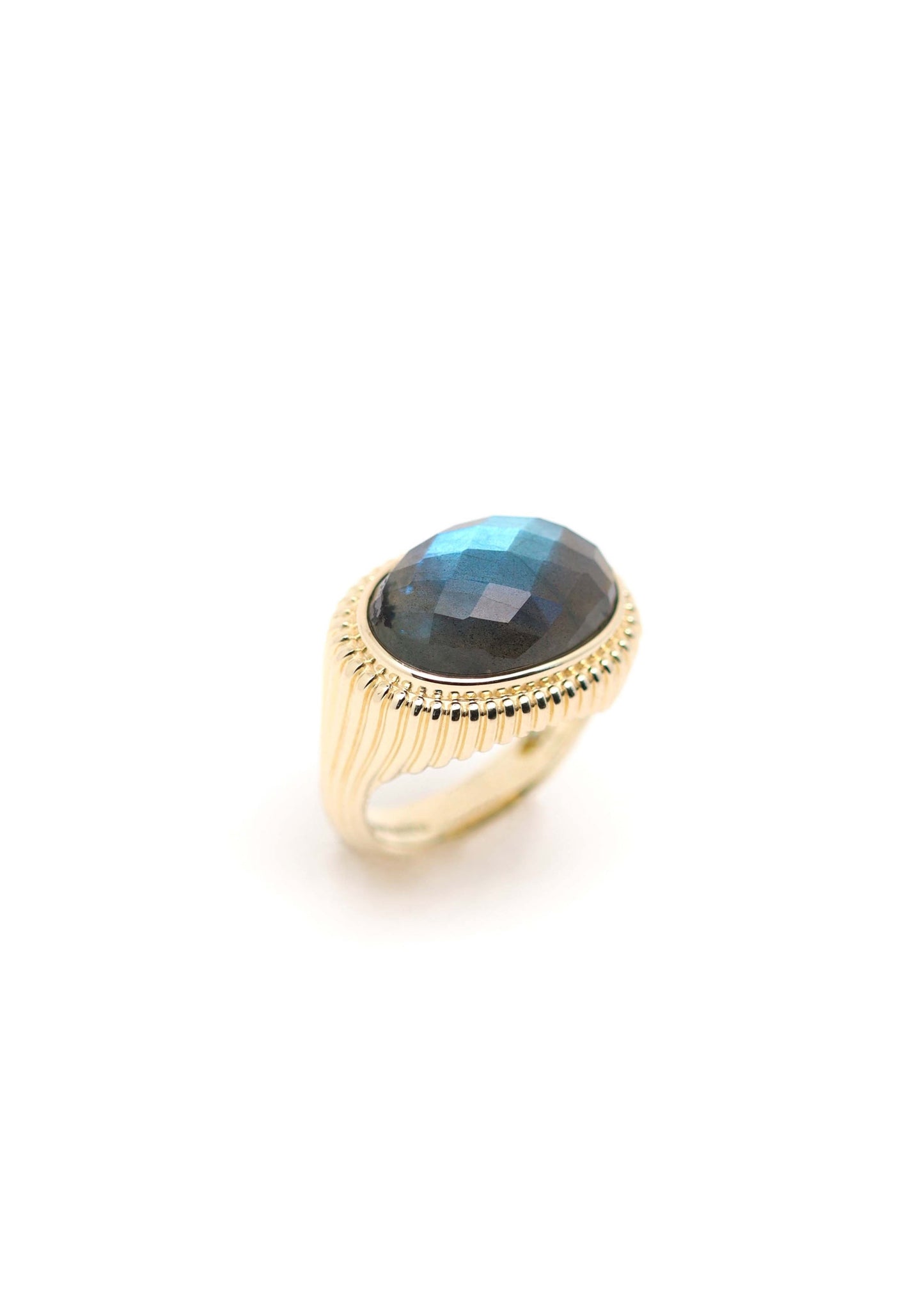 bague plaqué or avec pierre labradorite ovale facettée