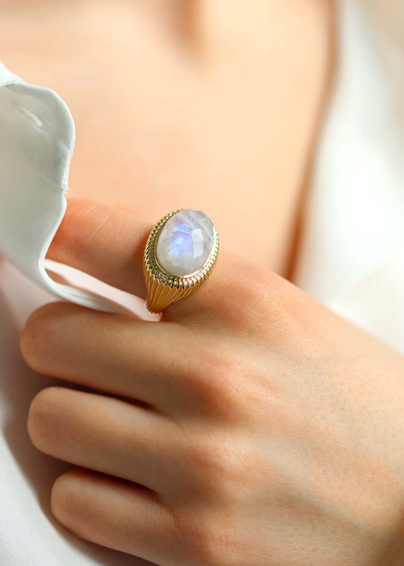 bague femme plaqué or avec une pierre de lune ovale facettée