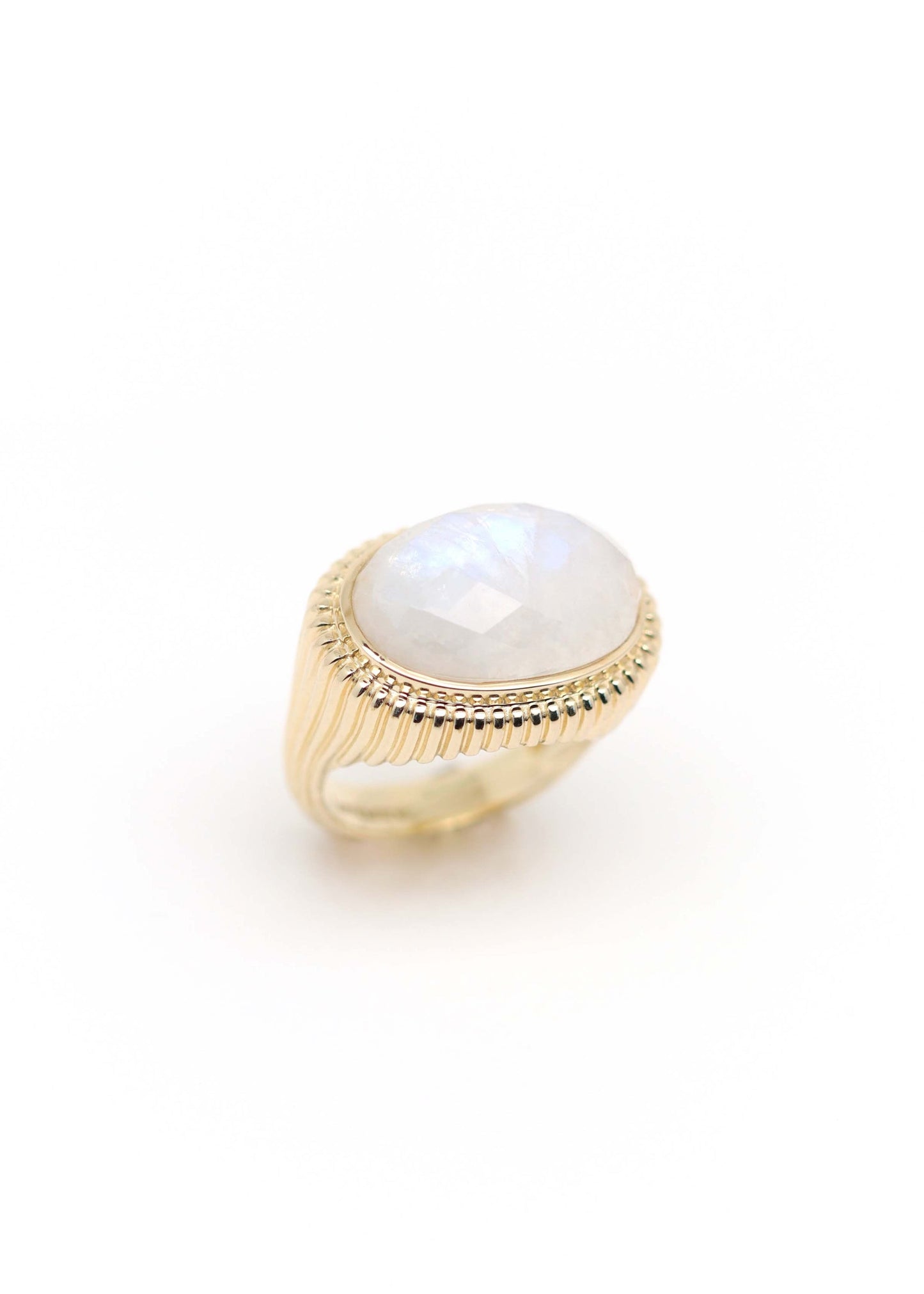 bague femme plaqué or avec une pierre de lune ovale facettée