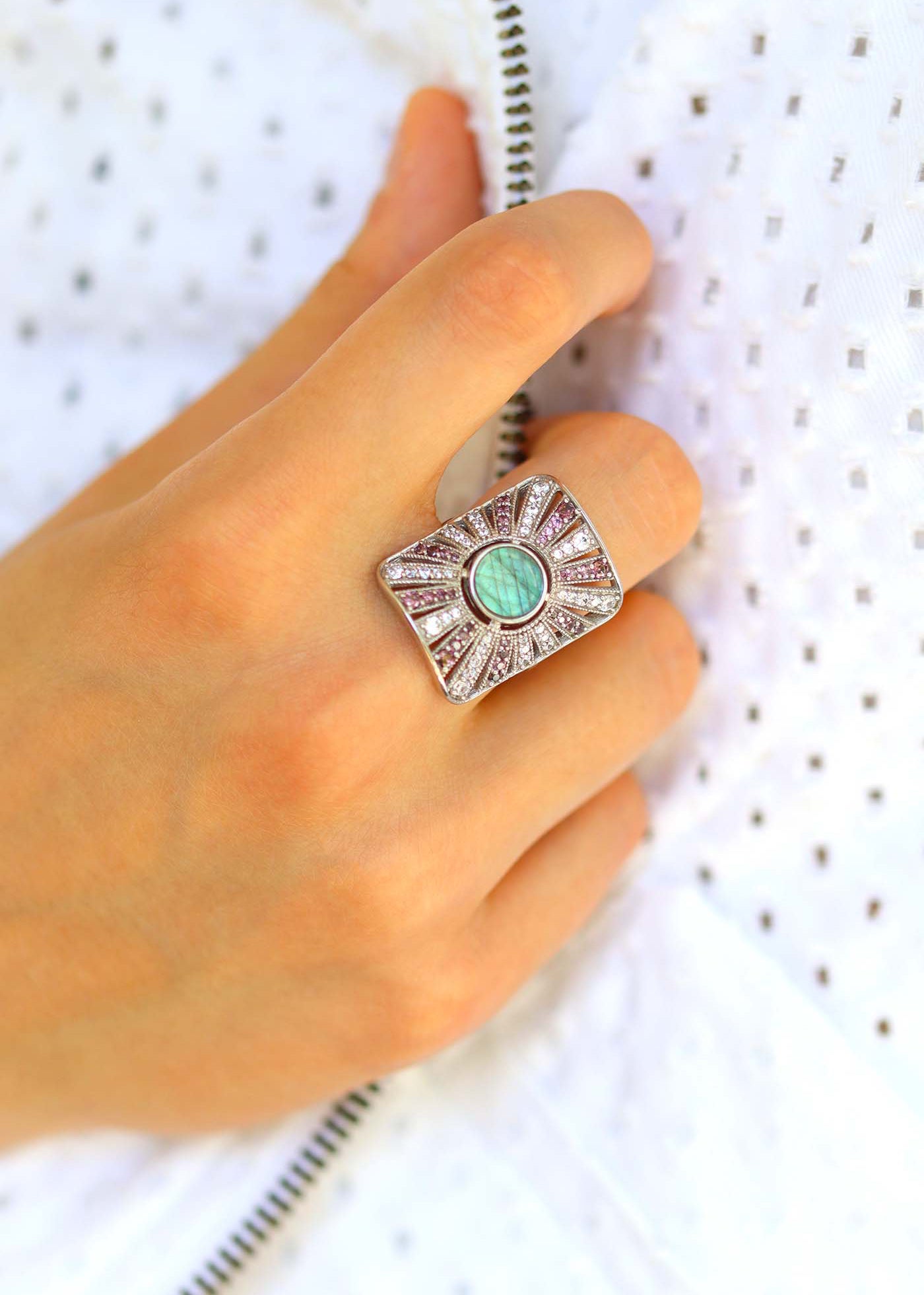 Bague en argent motif rayonnant ornée de labradorite et d'oxydes de zirconium