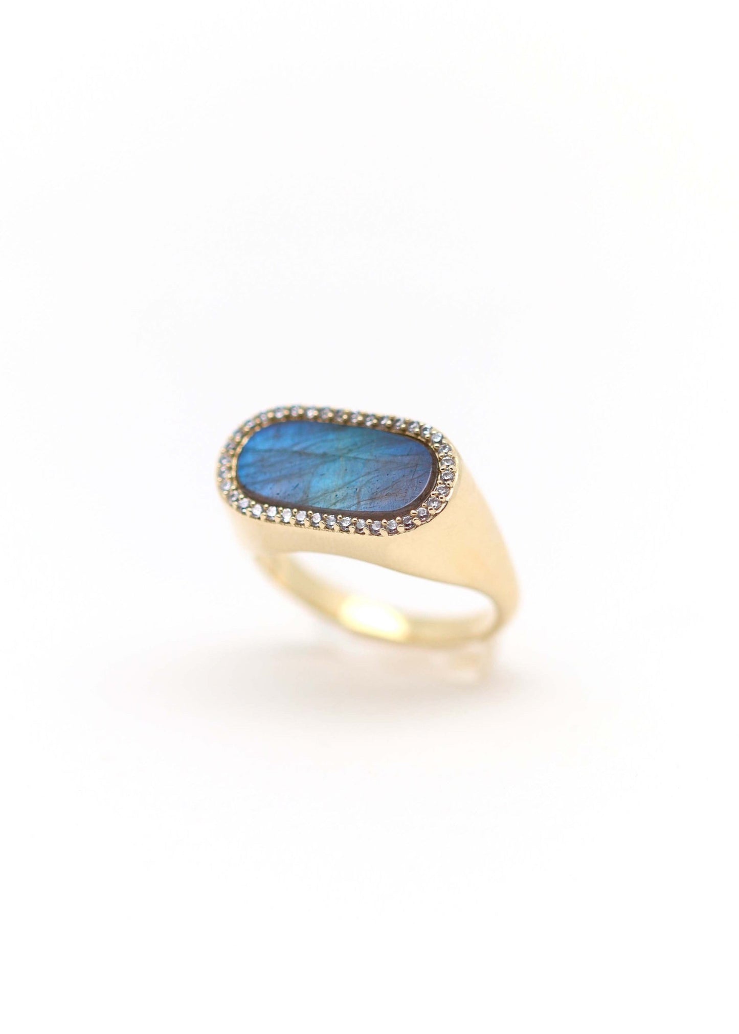 Bague chevalière ovale et pierre bleue