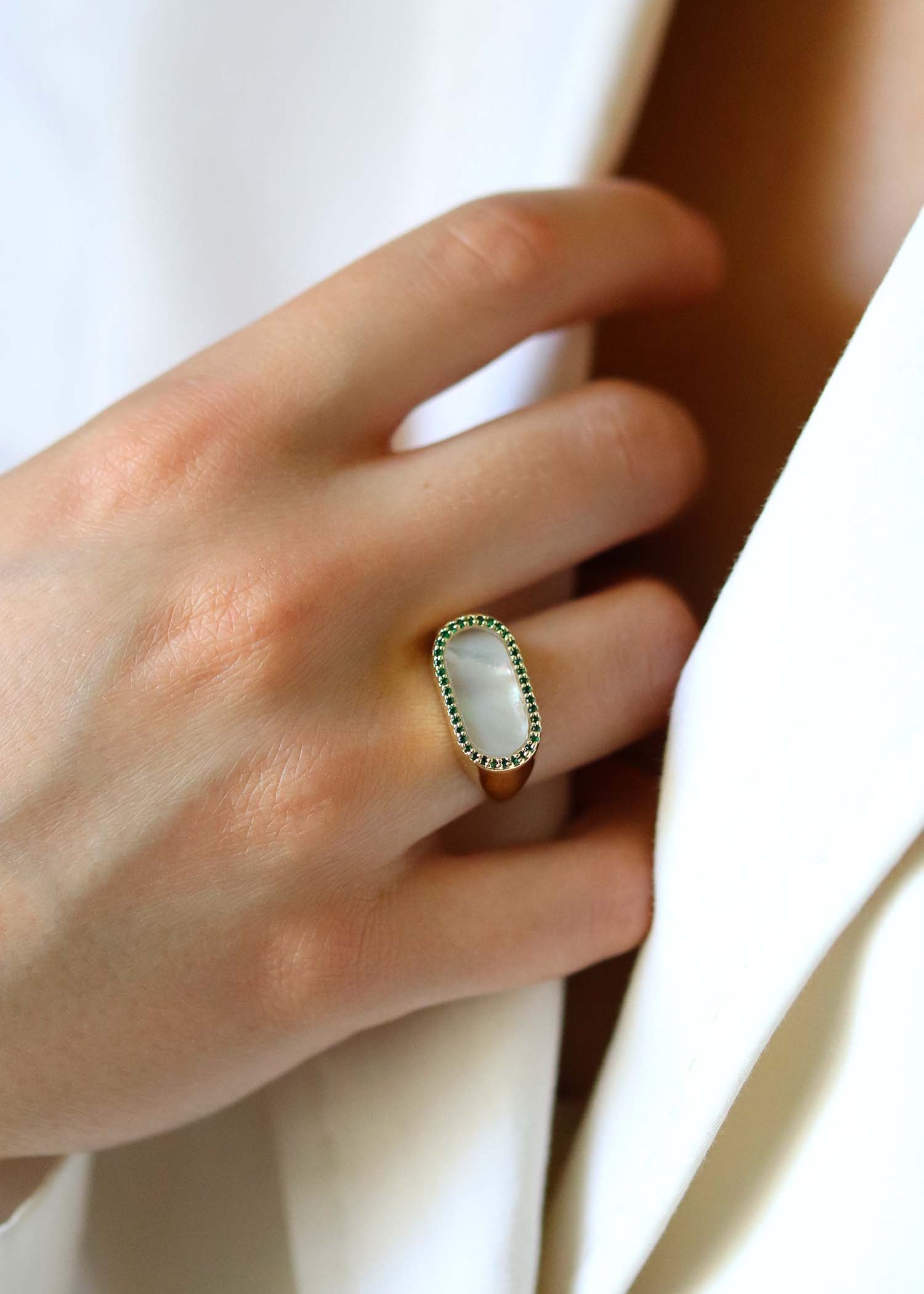 Bague dorée et nacre