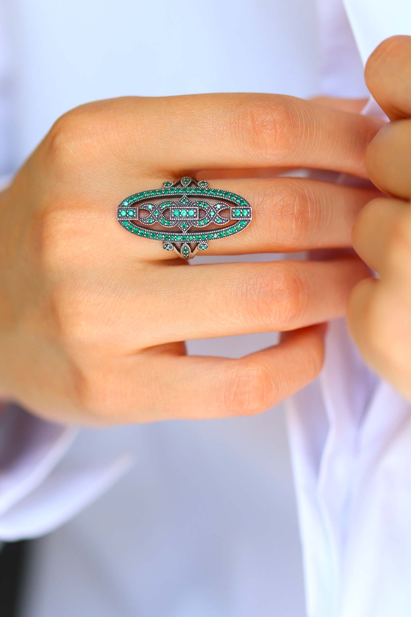 Bague marquise art déco en argent ornée de pierres vertes