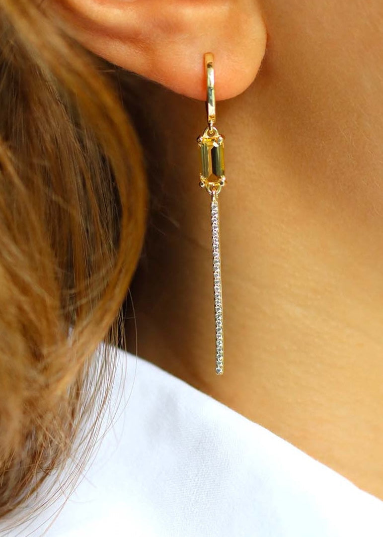 Boucles d'oreilles plaqué or et citrine avec une asymétrie mixant une boucle courte et une boucle longue
