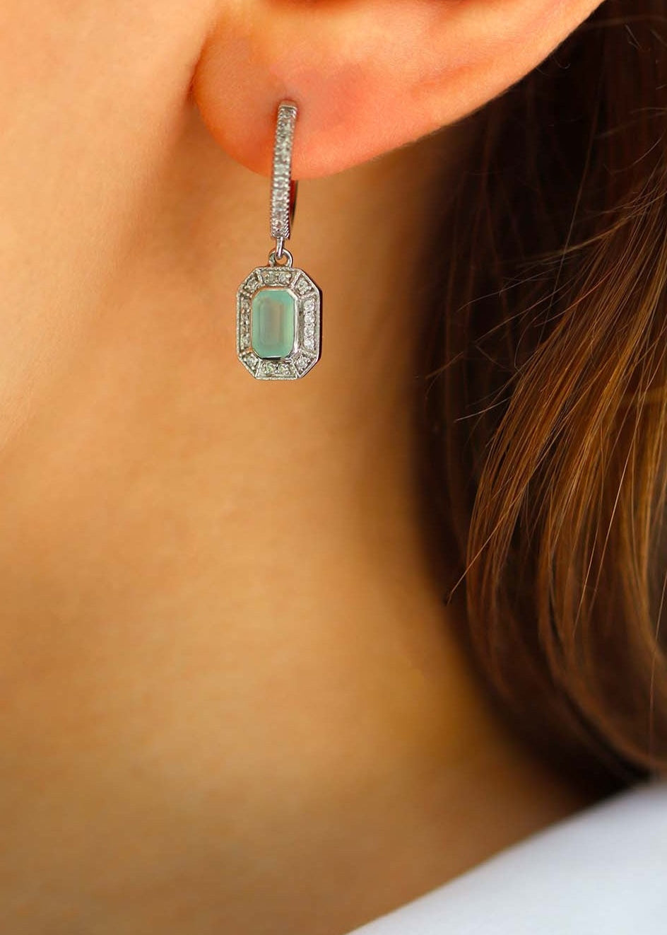 Créoles en argent art déco ornée d'une calcédoine d'eau et d'oxydes de zirconium