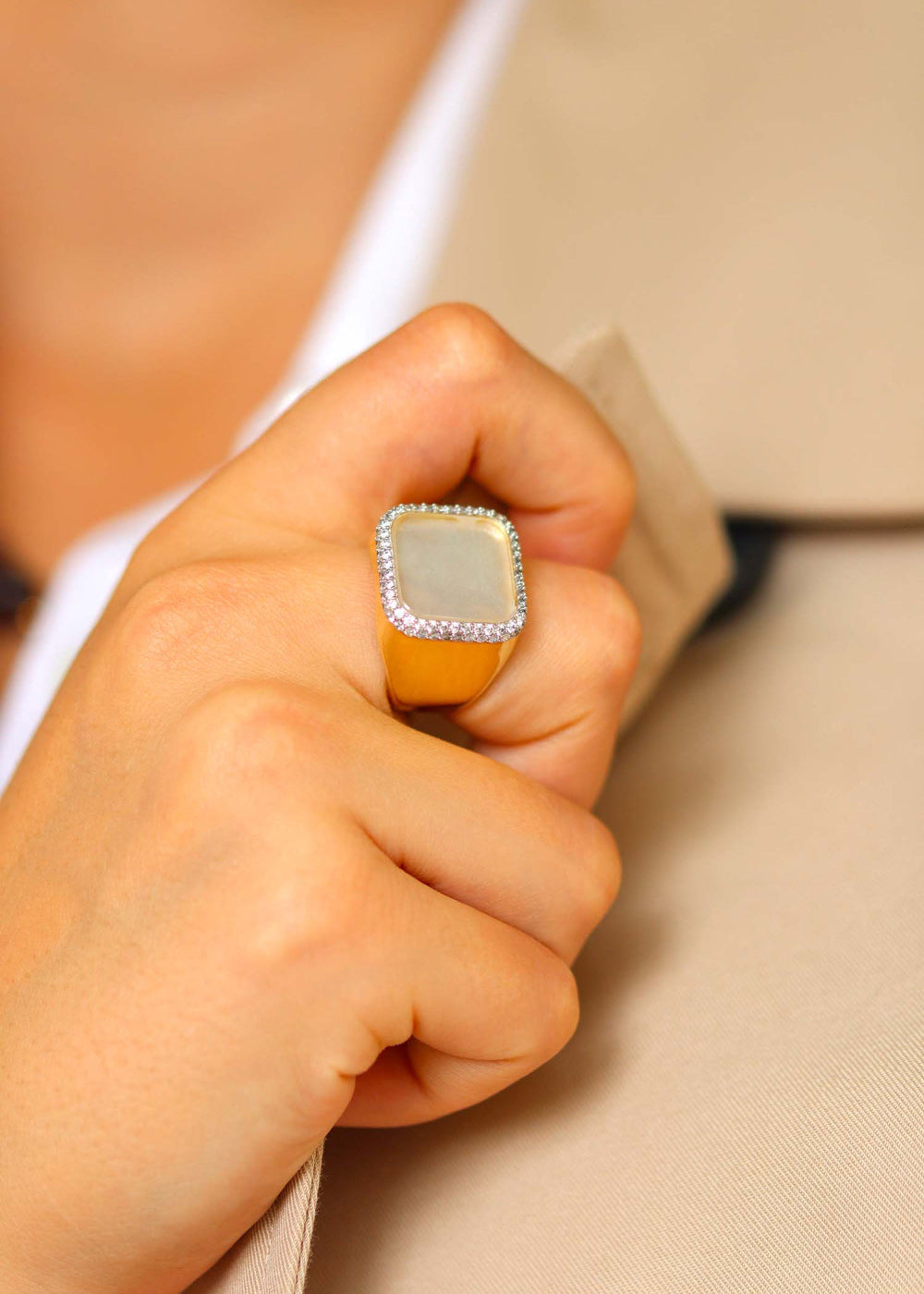 Bague chevalière femme dorée ornée de nacre