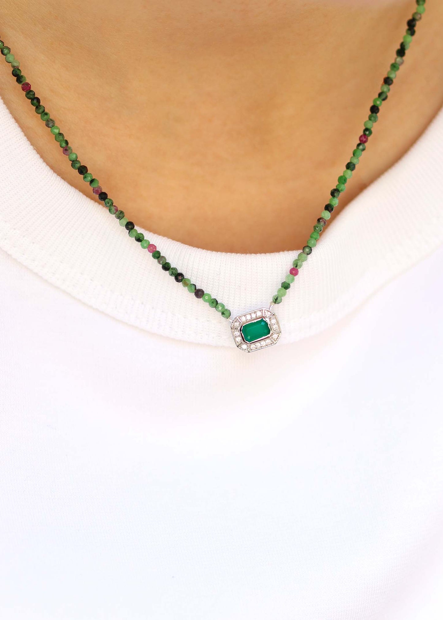 Collier court en rubis zoisite et pendentif en argent de style art déco orné d'onyx vert