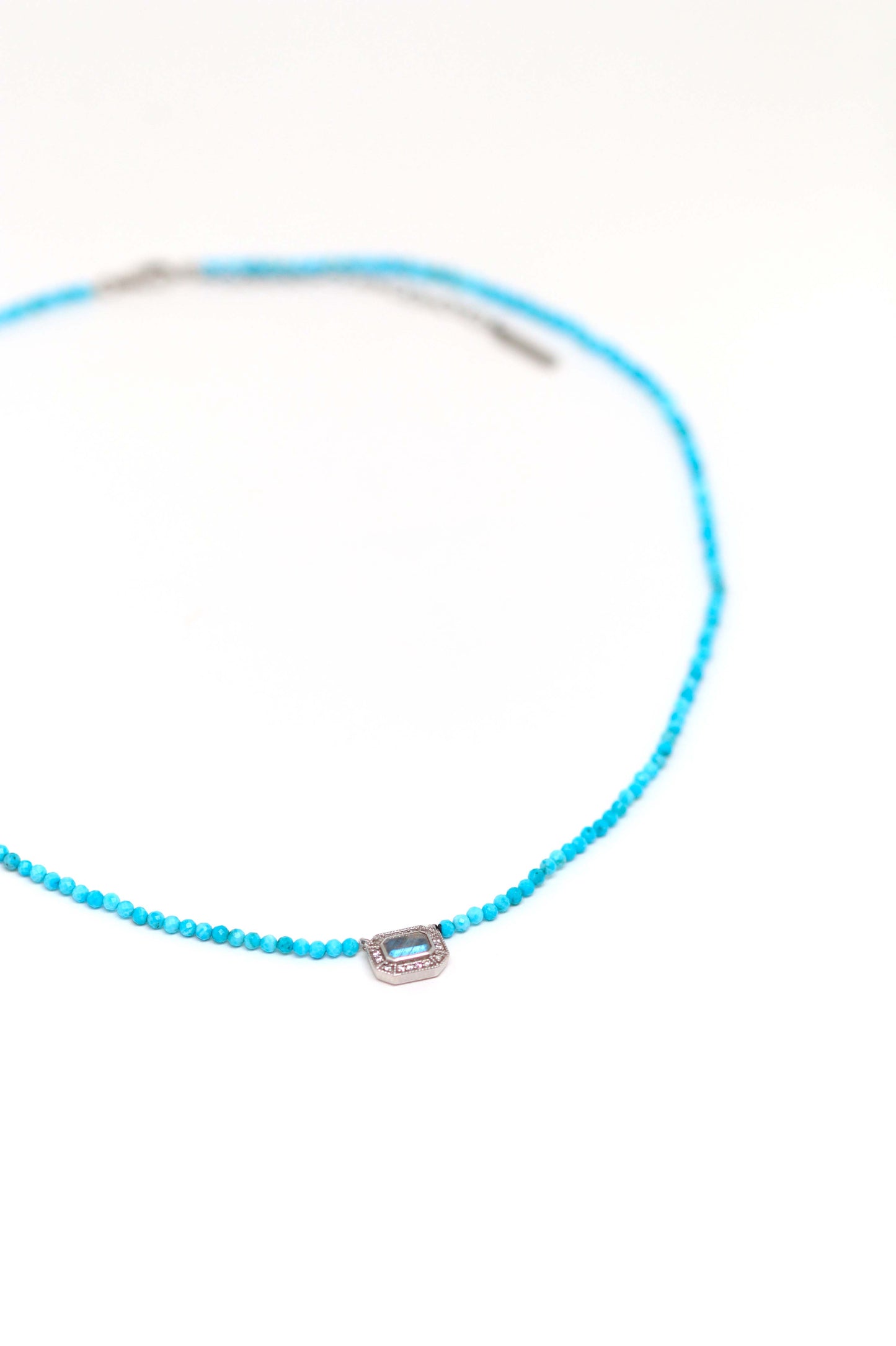 Collier court en perles turquoise et pendentif art déco en argent orné de labradorite
