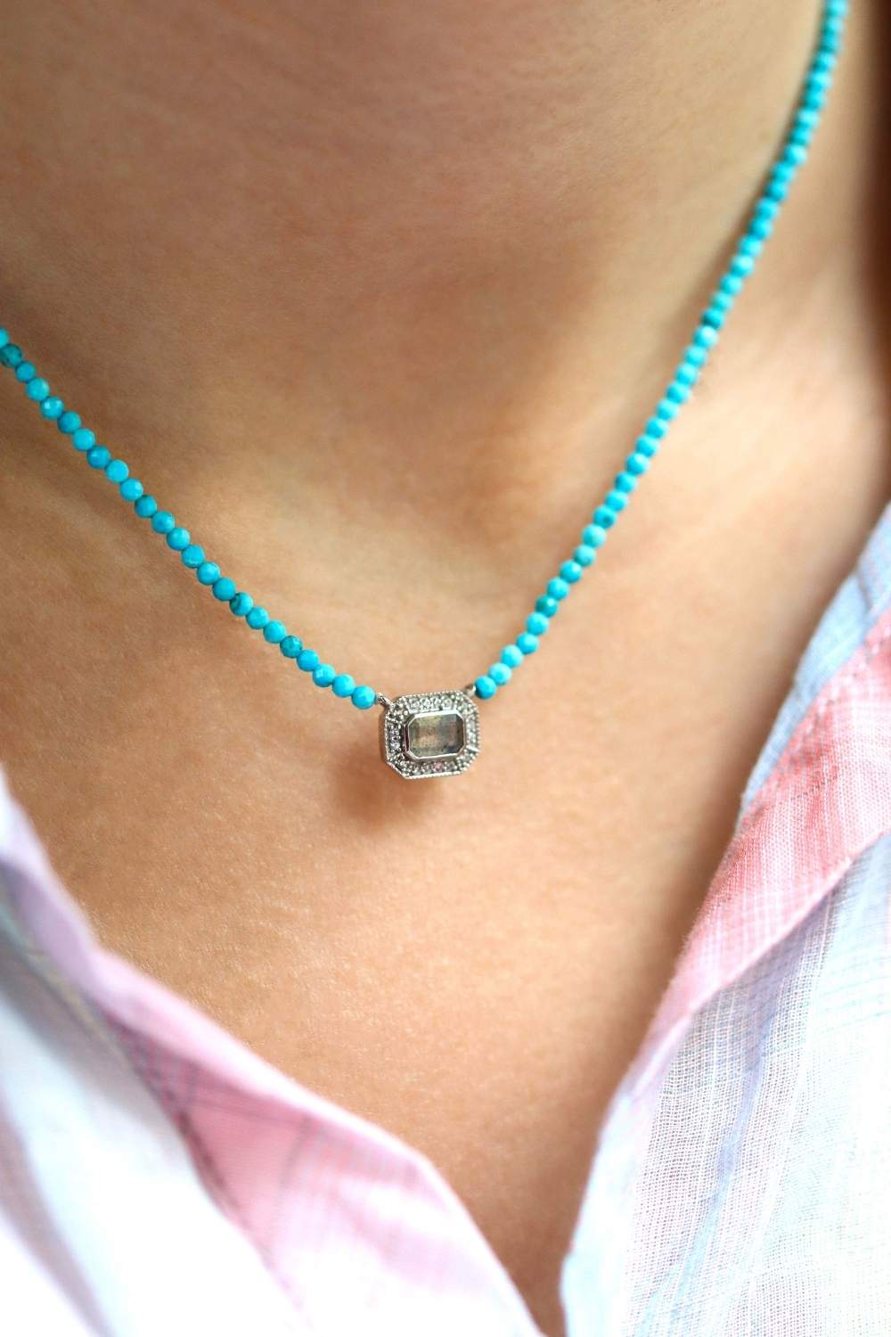 Collier court en perles de turquoise et pendentif en argent art déco orné de labradorite