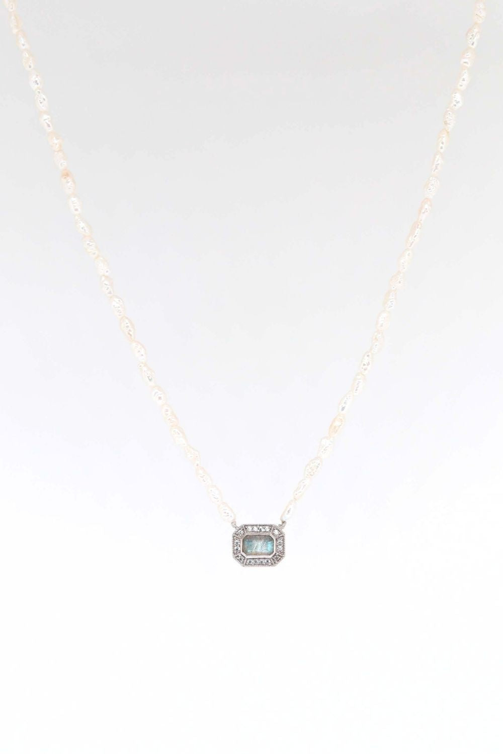 Collier court en perles d'eau douce et pendentifs art déco en argent orné de labradorite