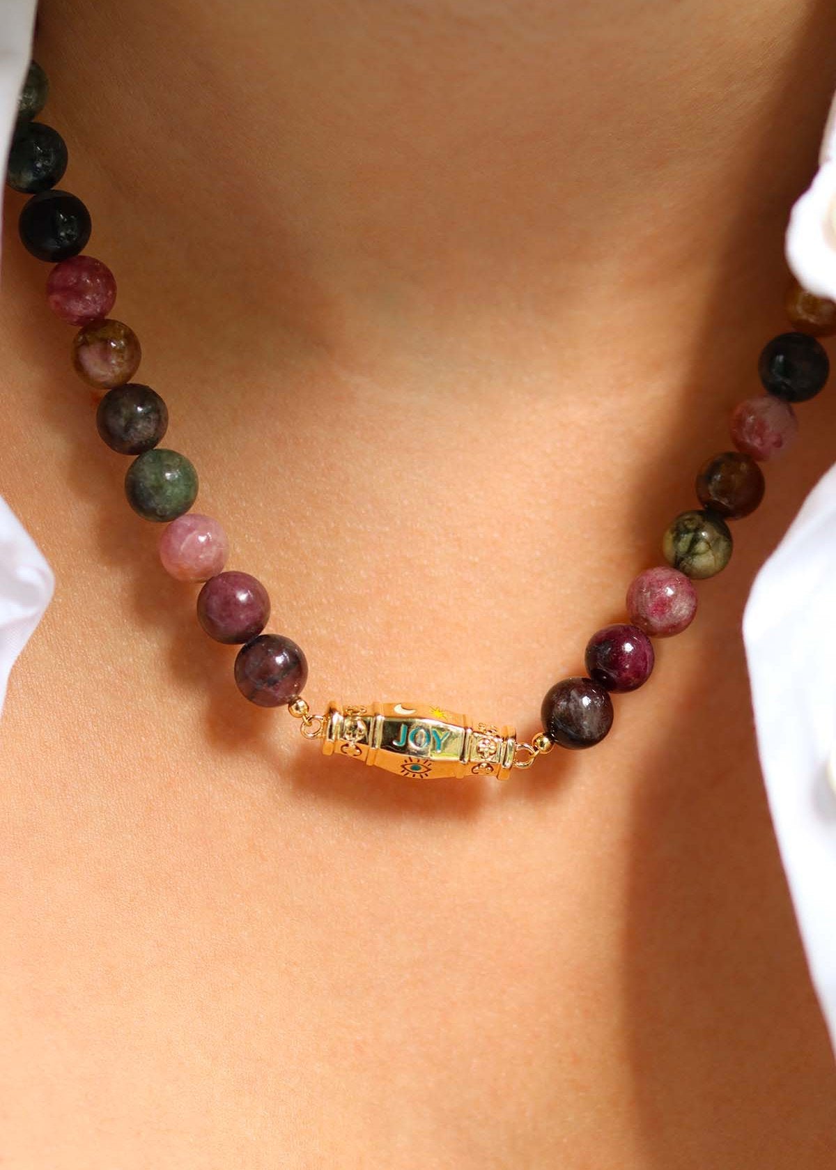 Collier court en perles de tourmaline et pendentif amulette