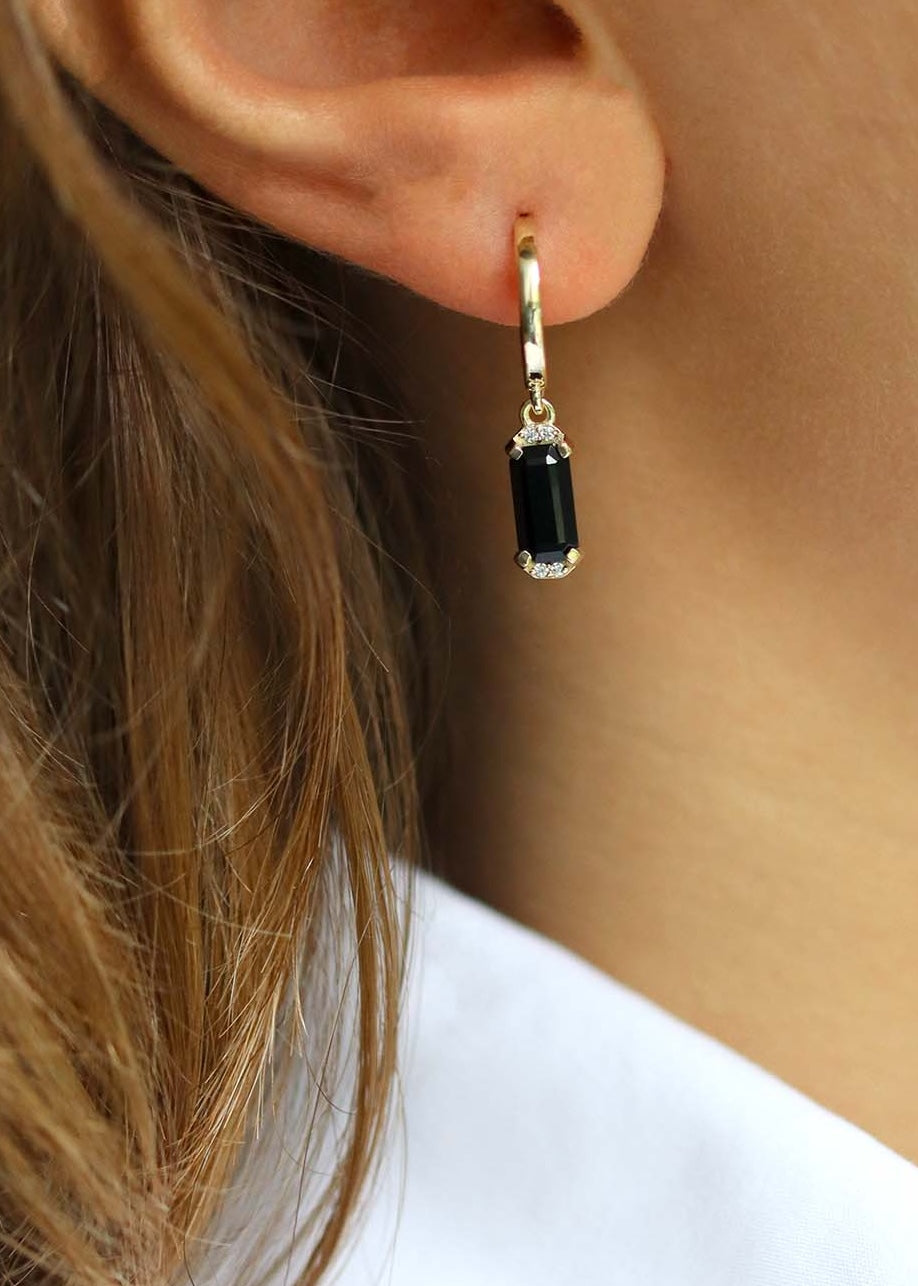 creole avec une pierre noire