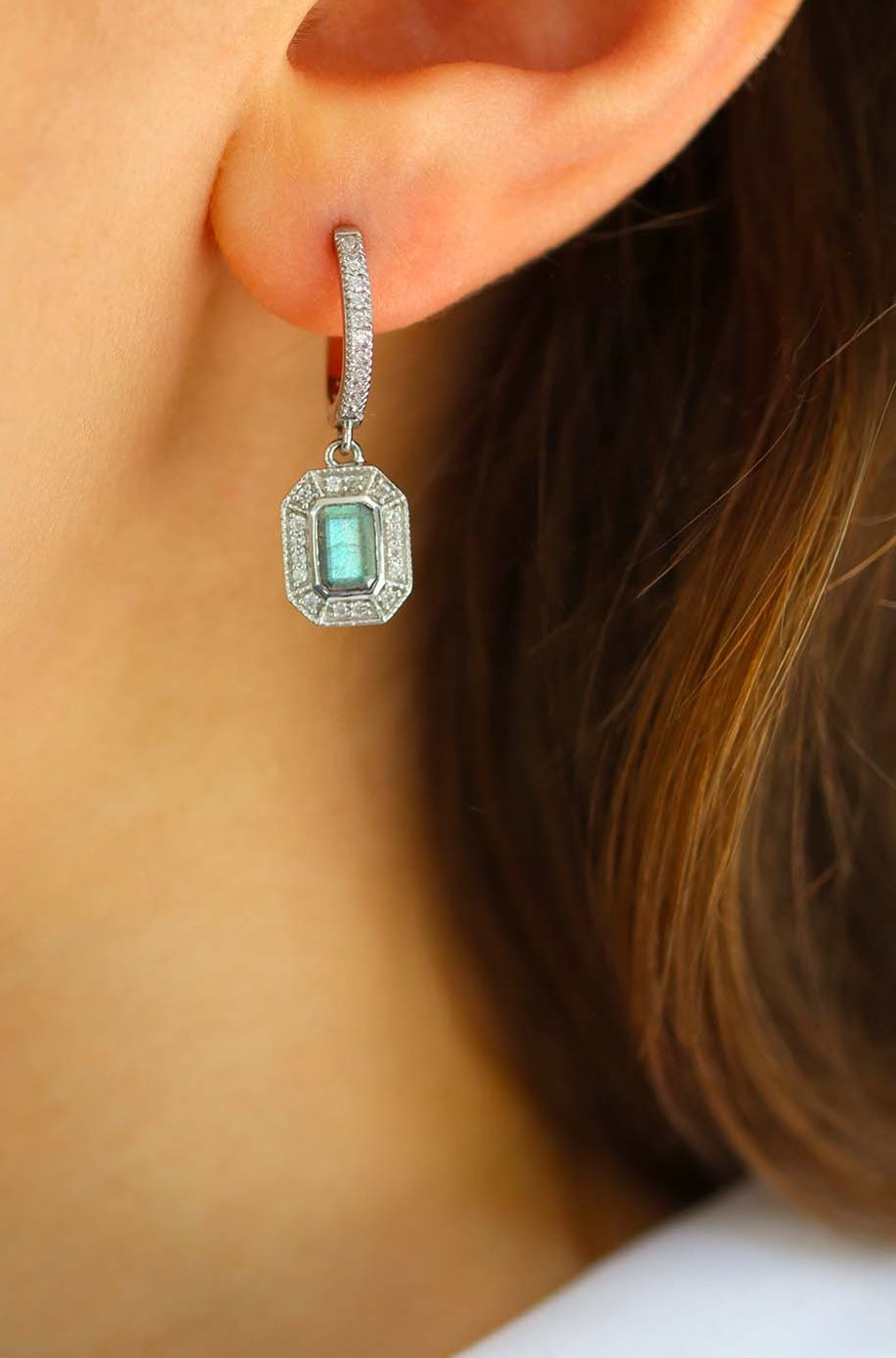 Créoles en argent et oxydes de zirconium avec une pampille art déco ornée de labradorite