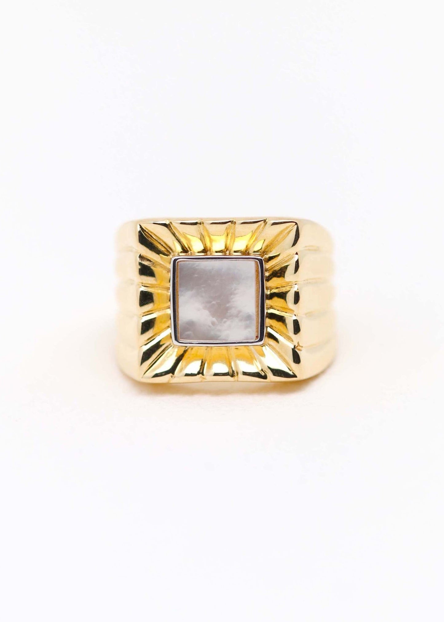 Bague dorée et nacre