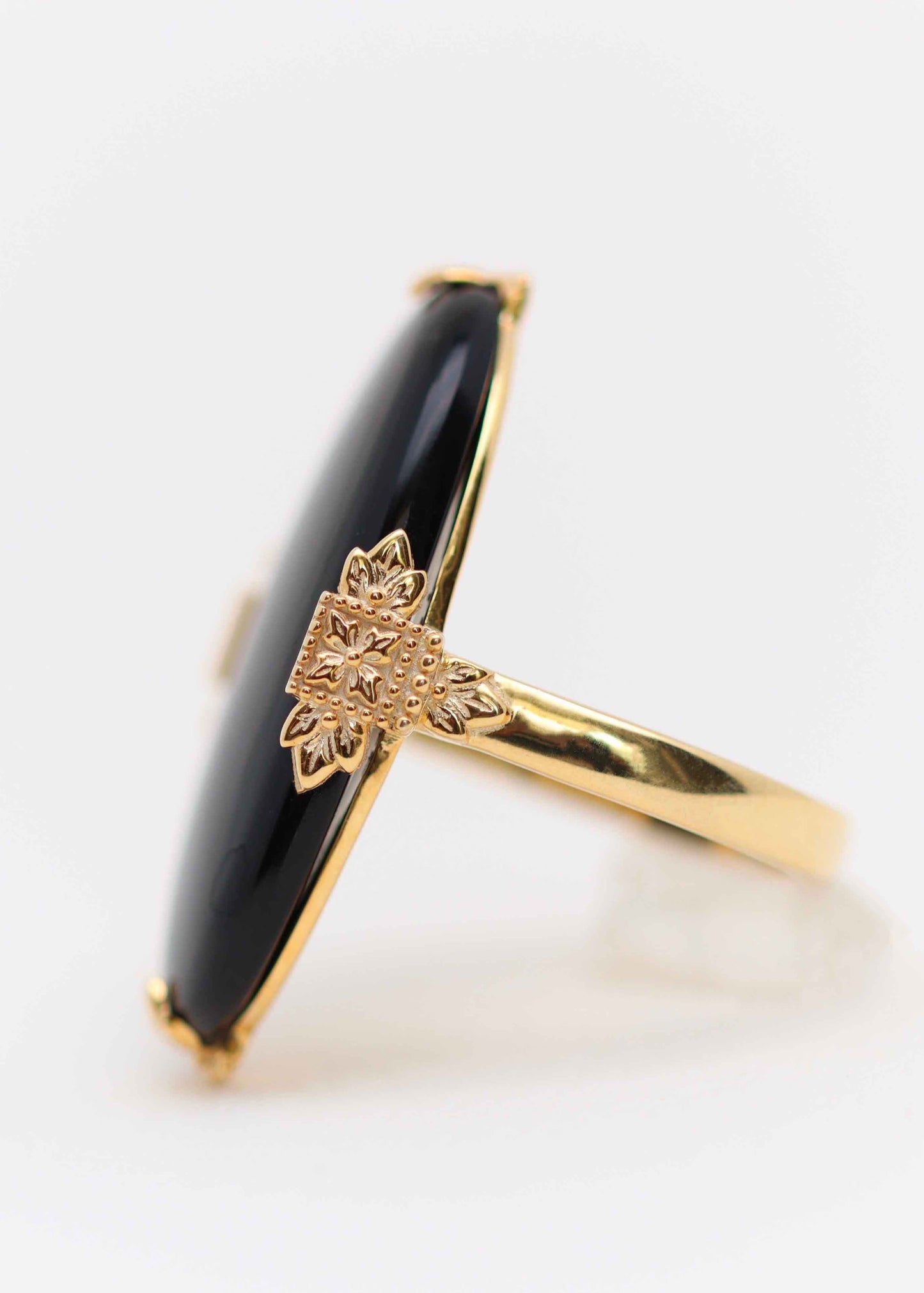 Bague style art deco dorée avec pierre onyx ovale