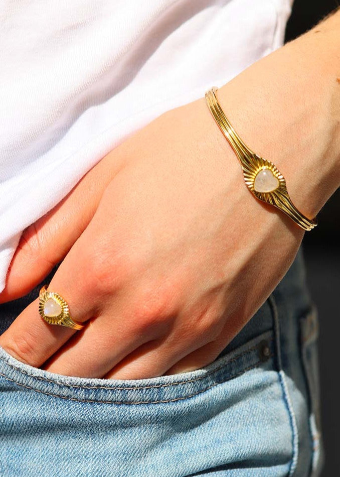 Bracelet jonc avec un coeur en cabochon