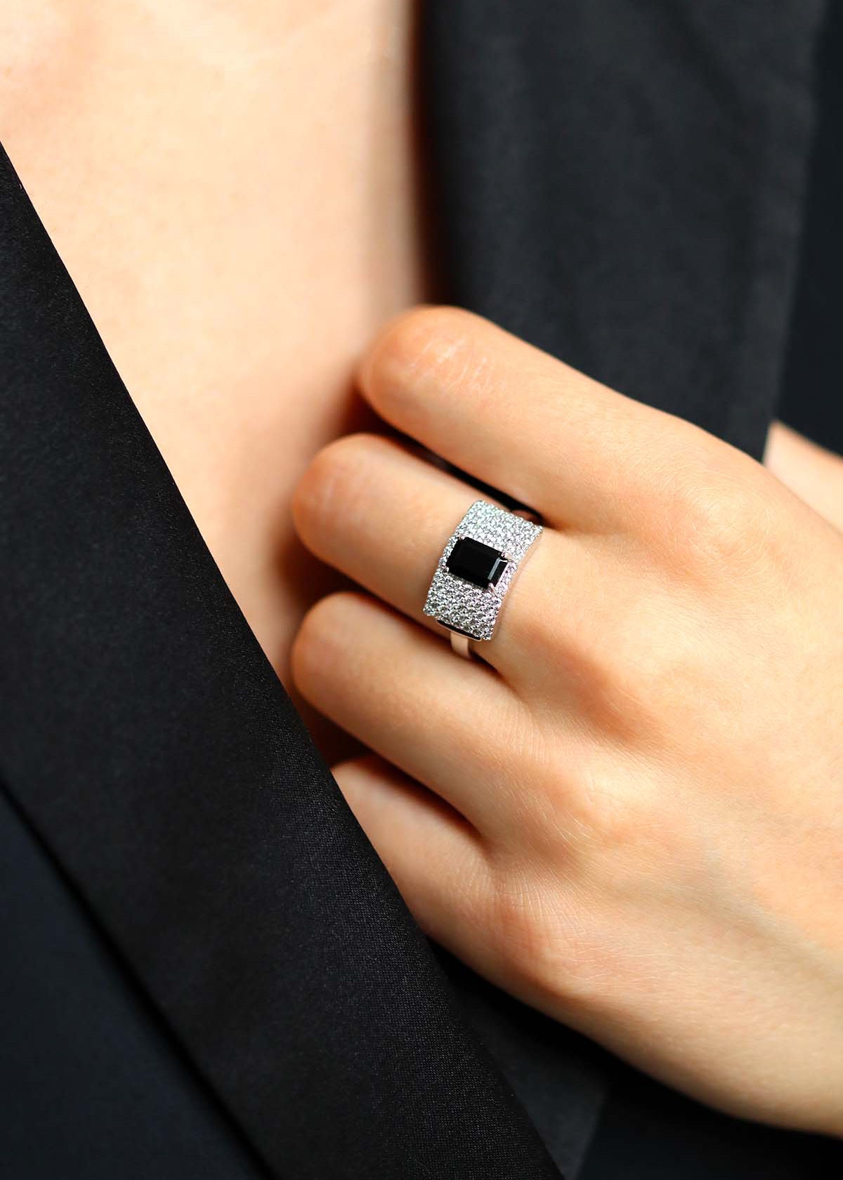 Bague argent art déco pavée d'oxydes de zirconium et sertie d'une onyx noire octogonale