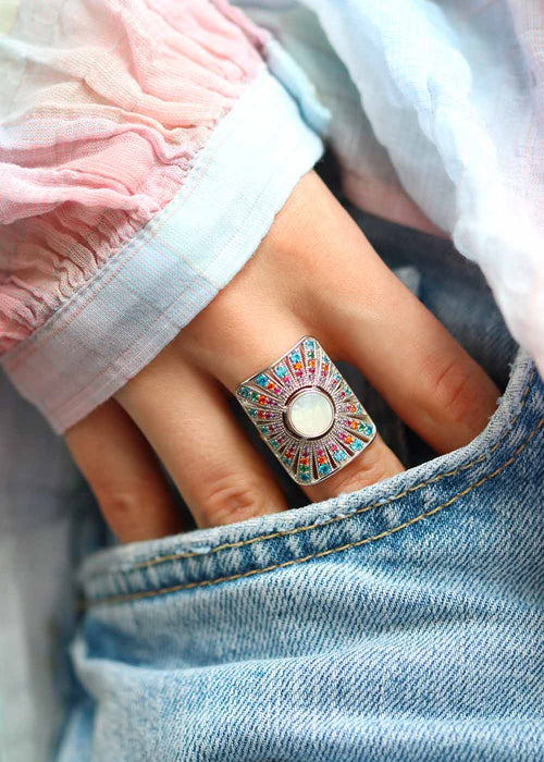 Bague femme en argent avec une nacre ronde centrale et un effet rayonnant multicolore