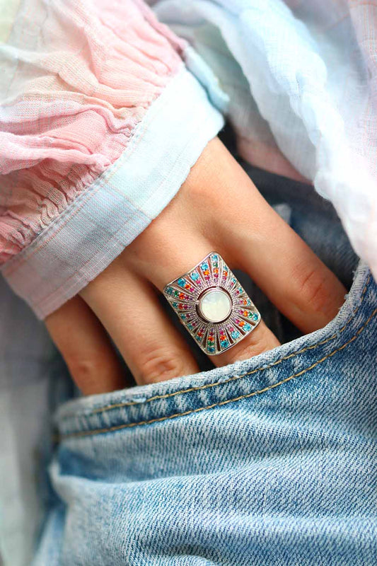 Bague femme en argent avec une nacre ronde centrale et un effet rayonnant multicolore