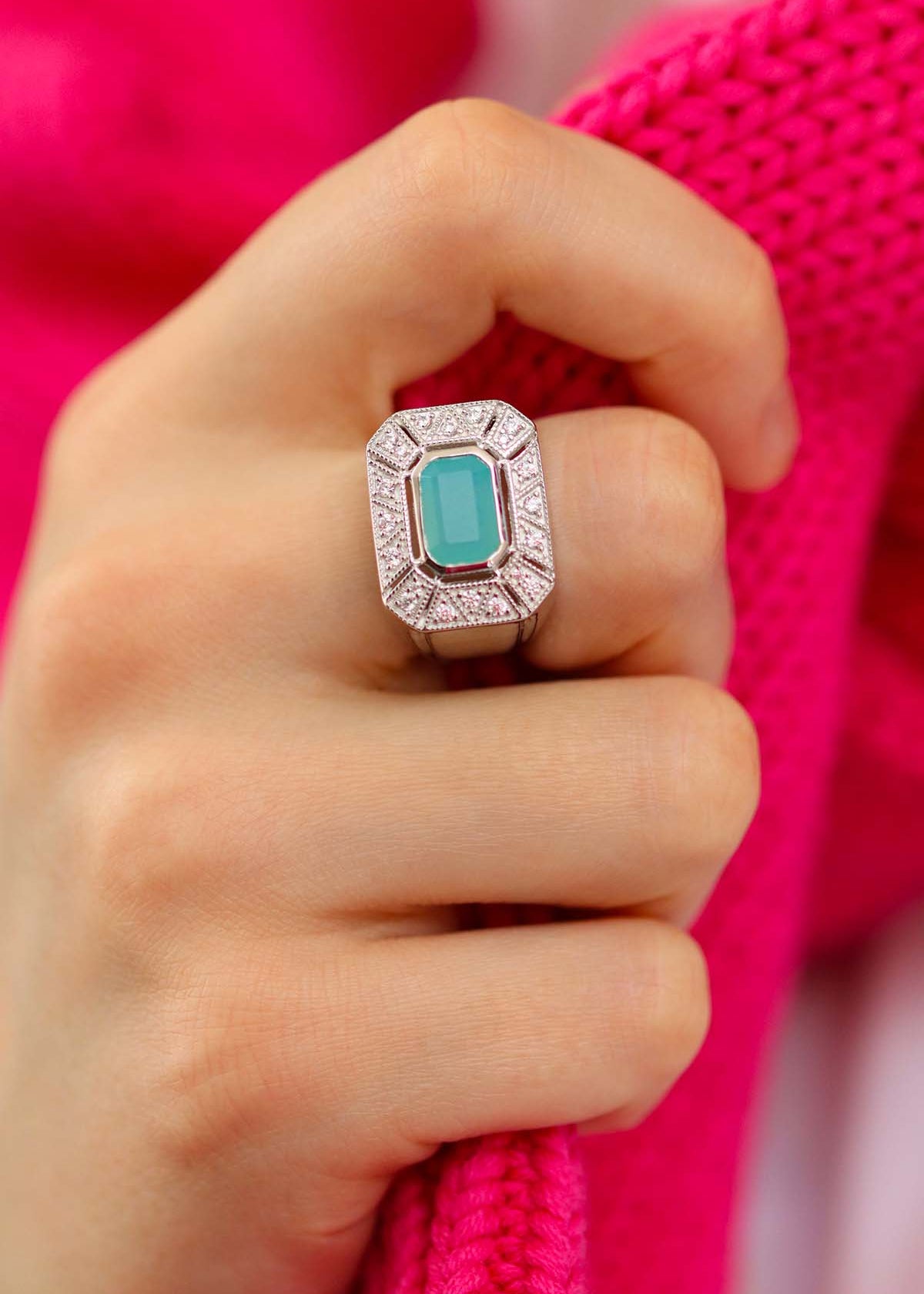 chevalière femme argent ornée d'une calcédoine d'eau facettée