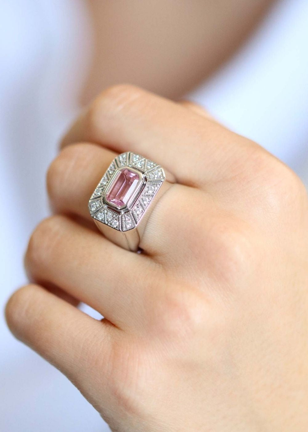 Bague art deco en argent ornée d'un quartz rose facetté
