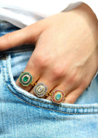 bague plaqué or de style art deco avec des pierres fines de couleurs