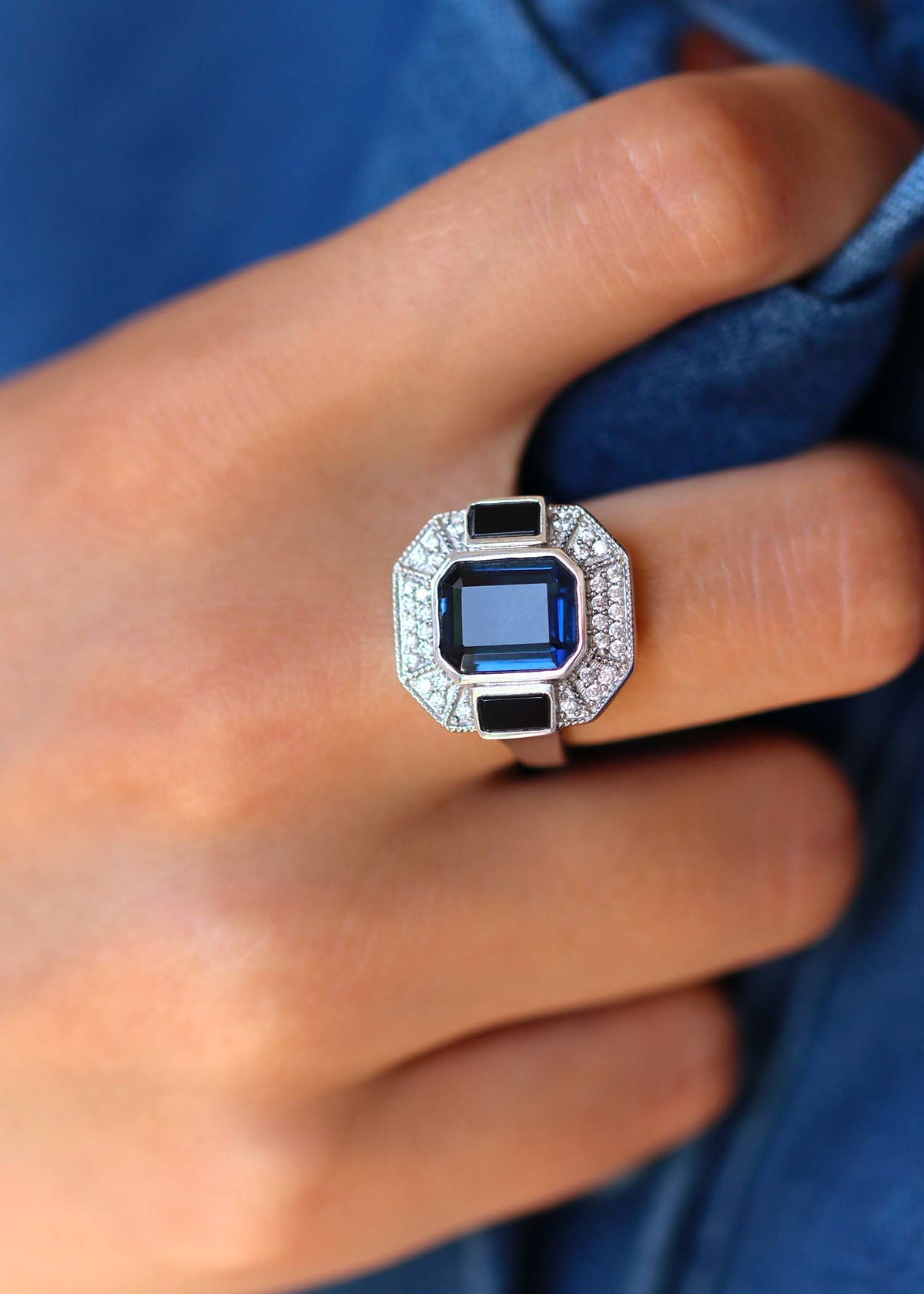 Bague art déco en argent ornée d'une pierre bleue