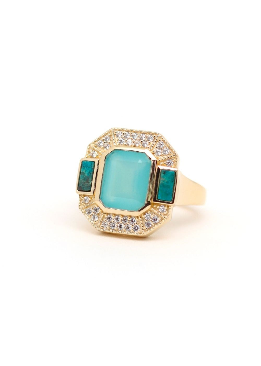 bague art deco plaqué or ornée de calcédoine d'eau et de chrysocolle