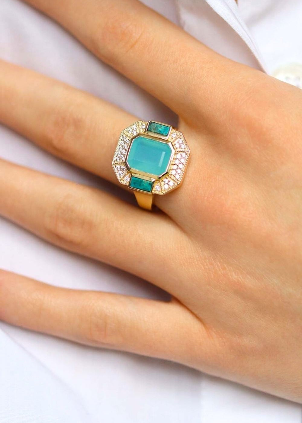 bague art deco plaqué or ornée d'une calcédoine d'eau octogonale