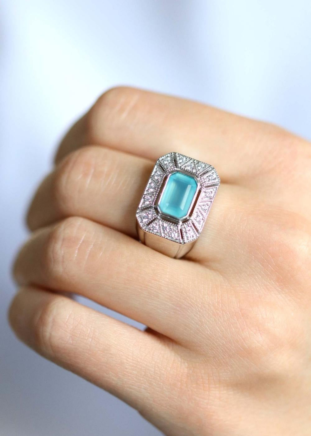 bague art deco en argent ornée d'une calcédoine d'eau facetté