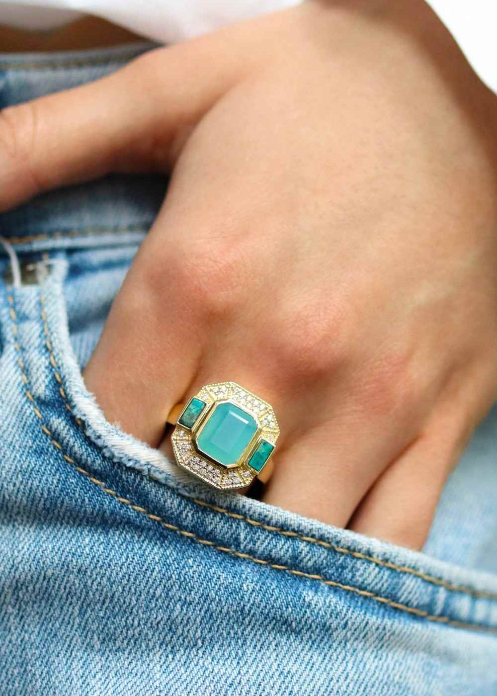 bague art deco plaqué or ornée d'une calcédoine d'eau octogonale