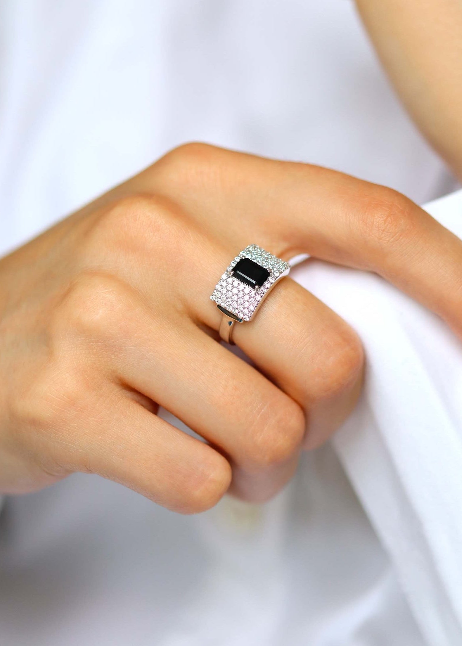 Bague argent art déco pavée d'oxydes de zirconium et sertie d'une onyx noire octogonale