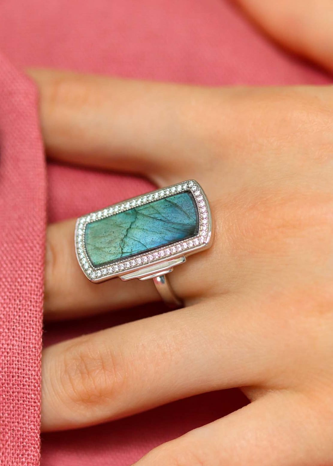 bague argent femme art déco ornée de labradorite et d'oxydes de zirconium