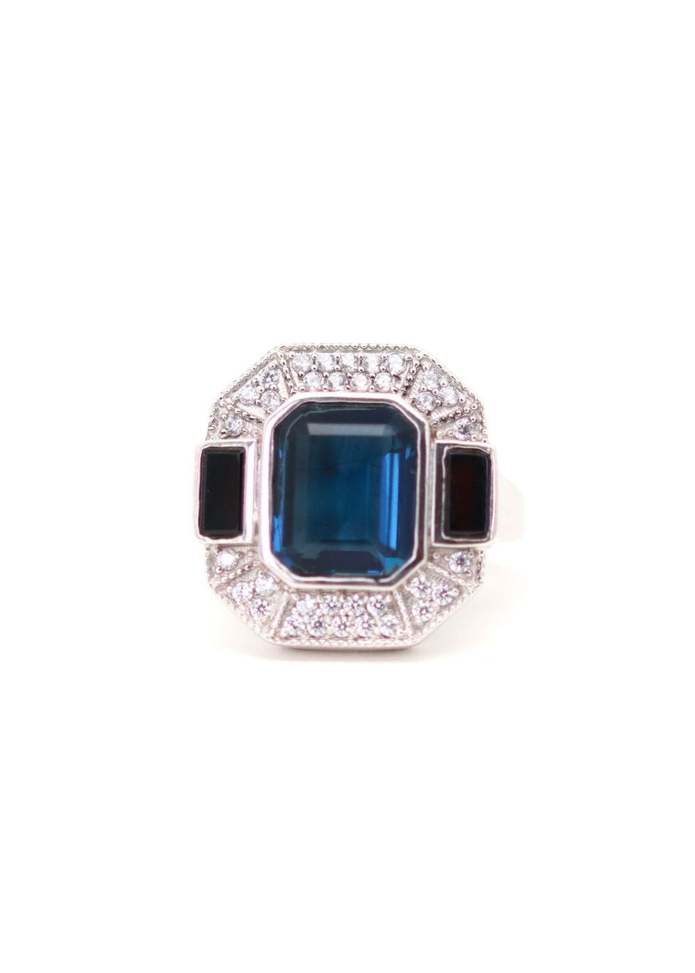 Bague art déco en argent ornée d'une pierre bleue