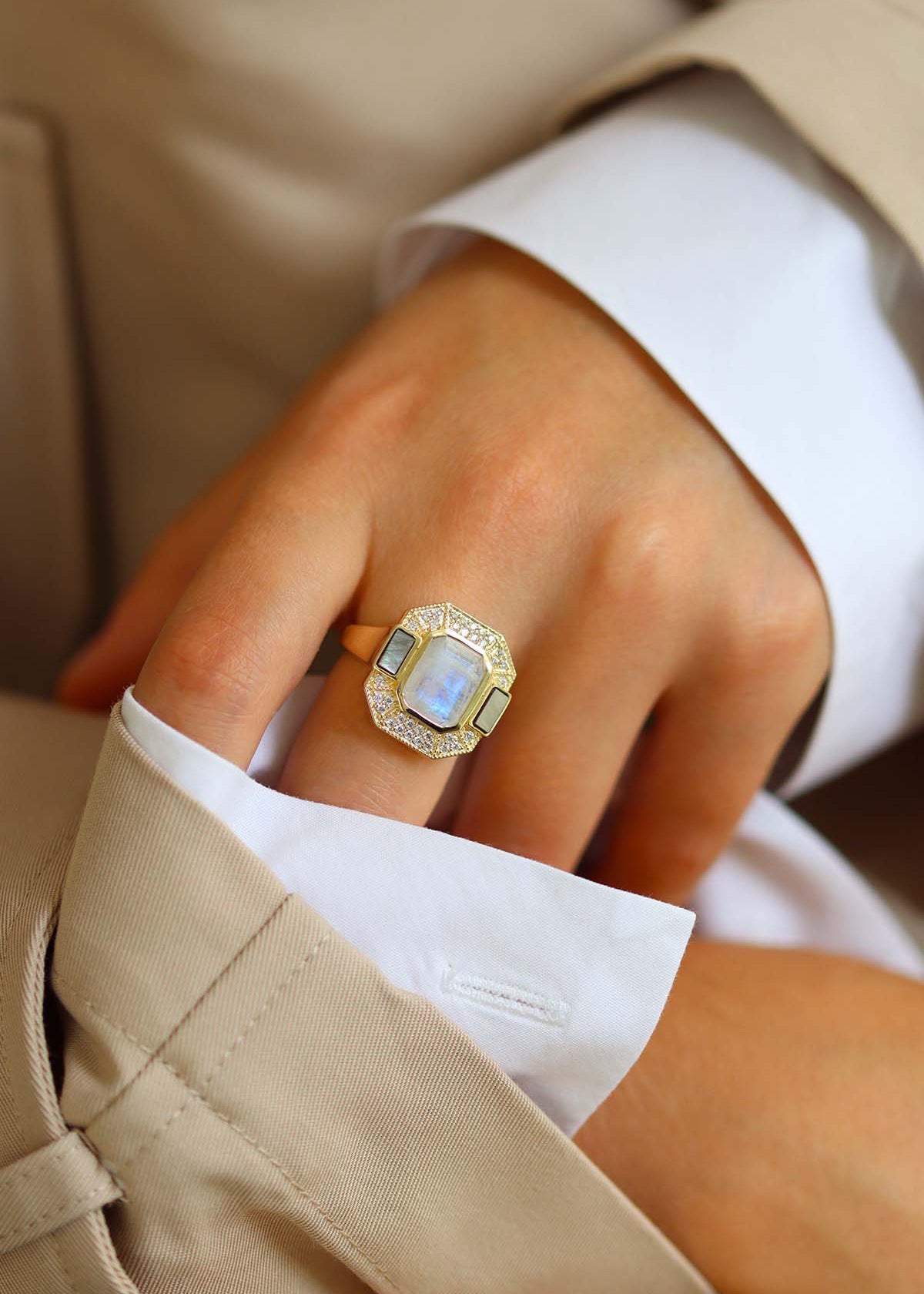 bague de style art déco plaqué or ornée d'une pierre de lune facettée