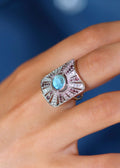 bague art deco en argent ornée de labradorite et d'oxydes de zirconium