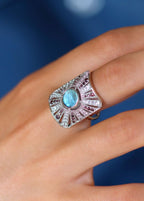 bague art deco en argent ornée de labradorite et d'oxydes de zirconium