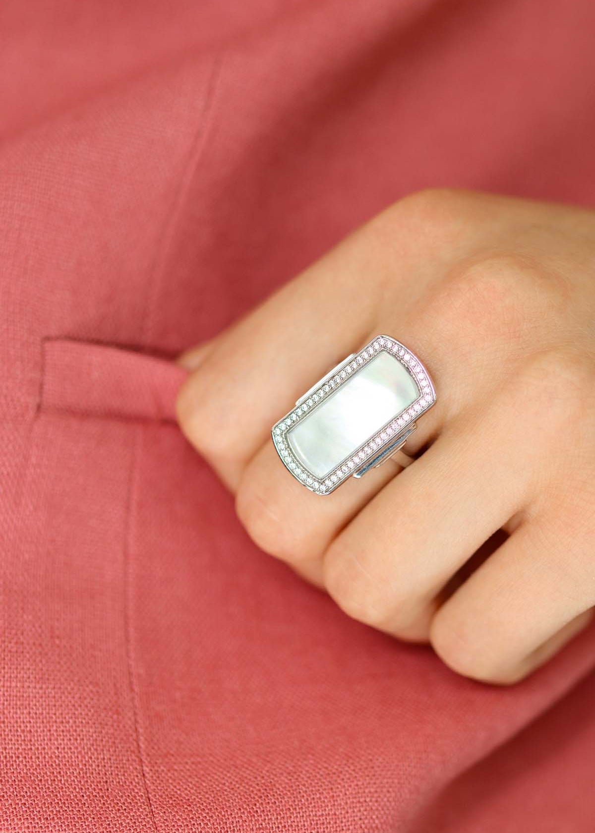 bague art déco en argent ornée de nacre et d'oxydes de zirconium