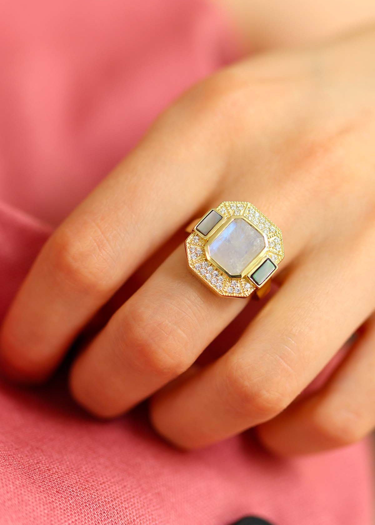 bague art déco plaqué or ornée de pierre de lune et nacre grise