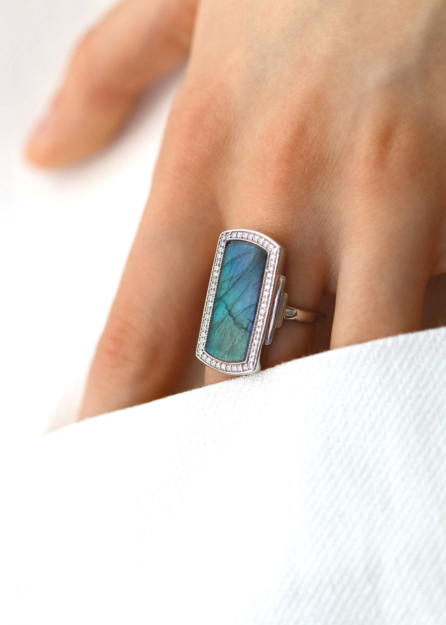 Bague en argent de style Art Déco ornée de labradorite et d'oxydes de zirconium