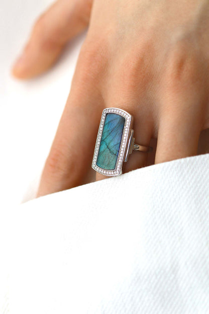 Bague en argent de style Art Déco ornée de labradorite et d'oxydes de zirconium