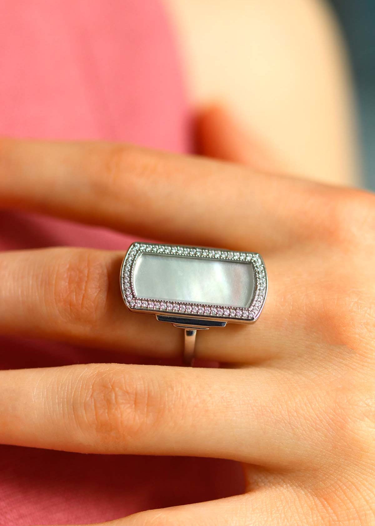 Bague en argent art déco ornée de nacre et d'oxydes de zirconium