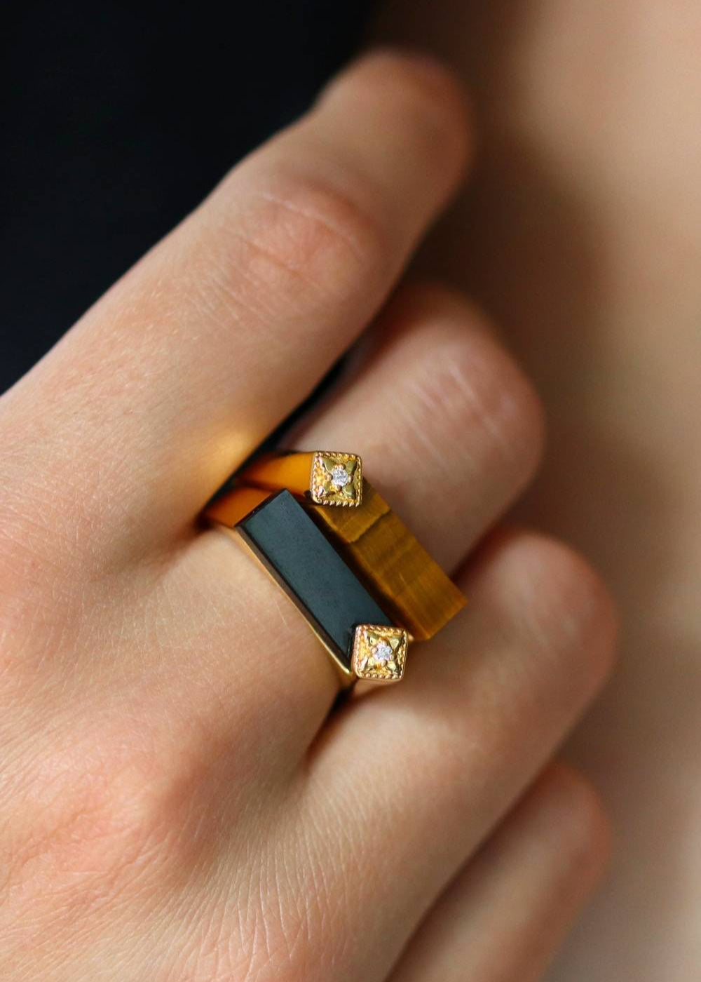 Bague plaqué or rectangulaire ornée d'oeil de tigre