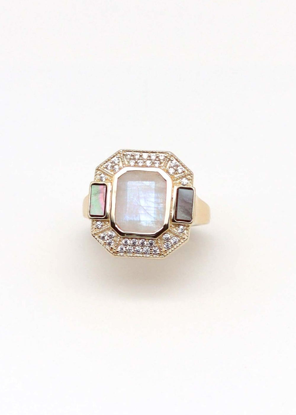 bague de style art déco plaqué or ornée d'une pierre de lune et de nacre grise