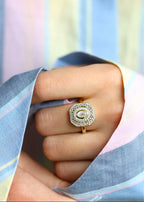 bague plaqué or de style art deco ornée d'une pierre de lune et de pierres de couleur